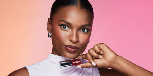 Model Holding Lip Oil